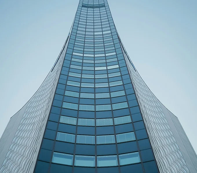 Das City-Hochhaus in Leipzig, dessen Form an ein geöffnetes Buch erinnert.